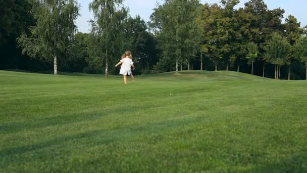 Kid Flicka Utomhus Parken Det Gröna Gräset — Stockvideo