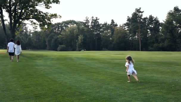 Lycklig Familj Promenader Tillsammans Utomhus Parken Helgen Tid — Stockvideo