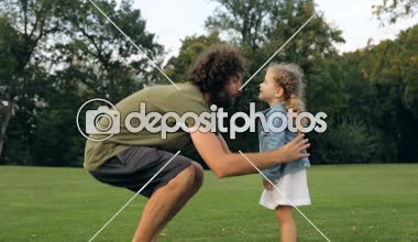 Baba küçük kızı elele, eğlenmek ve oyun. Park açık havada.