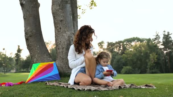 Madre Vistiendo Linda Hijita Niña Sosteniendo Teléfono Inteligente Jugando Aire — Vídeo de stock