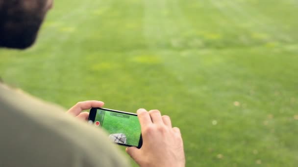 Padre Filmando Vídeo Smartphone Hijita Divirtiéndose Escondiéndose Sobre Cuadros — Vídeo de stock