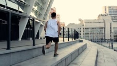 Genç adam Parkour hile ve takla yapmaya çalışan