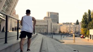 Genç adam Parkour hile ve takla yapmaya çalışıyor. Yalpa vurdu