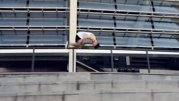 Τρέχει Νεαρός Άνδρας Κάνει Parkour Κόλπα Πυροβόλησε Αναρτήρων — Αρχείο Βίντεο