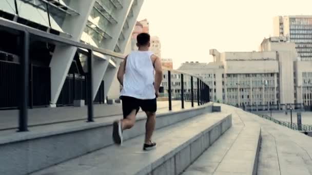 Τρέξιμο Νεαρός Άνδρας Κάνει Parkour Κόλπα Και Τούμπες — Αρχείο Βίντεο