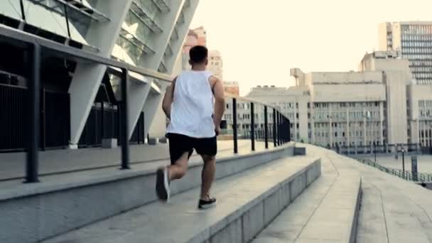 Corriendo Joven Haciendo Trucos Parkour Volteretas — Vídeos de Stock