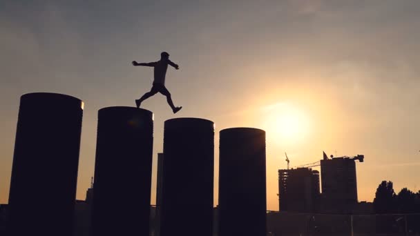 Silhouette Eines Jungen Mannes Der Vom Kofferraum Springt Straßenstil Zeitlupe — Stockvideo