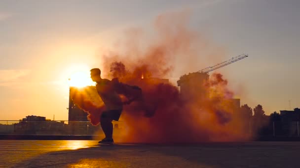 Młody Człowiek Posiadający Kolorowy Dym Robi Backflip Podstęp Slowmotion — Wideo stockowe
