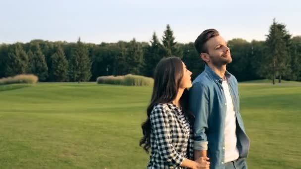 Lächelndes Glückliches Paar Händchen Haltend Plaudernd Und Draußen Spazierend — Stockvideo