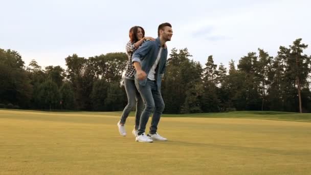 Casal Divertir Parque Namorada Parte Trás Seu Namorado — Vídeo de Stock