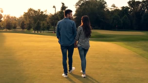 Paar Houdend Handen Buiten Wandelen Zonsondergang Tijd Uitzicht Vanaf Achterkant — Stockvideo