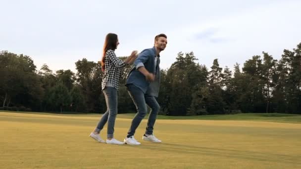 夫妇在公园里玩得很开心 女朋友在她男朋友的后面 旋转和笑 — 图库视频影像