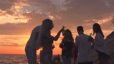 Plaj partisi. Sahilde, eğleniyor arkadaş dans grubu.