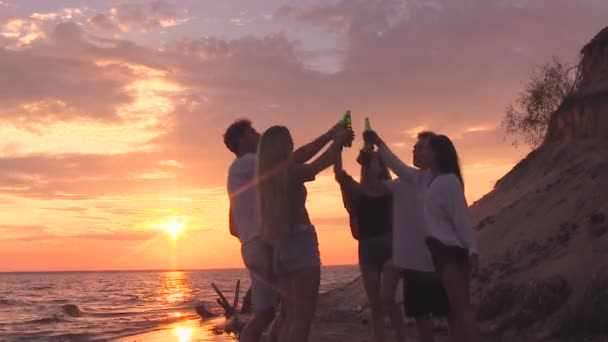 Beach Party Vrienden Rammelende Bierflessen Het Strand Tijdens Zonsondergang — Stockvideo