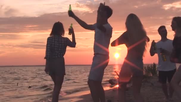 Τους Φίλους Χορεύουν Στην Παραλία Ηλιοβασίλεμα Ώρα — Αρχείο Βίντεο