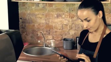 Emir alan ve dijital tablet ile çalışan garson.