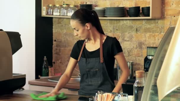 Barista Bereitet Arbeitsplatz Vor Und Wischt Staub Tresen — Stockvideo