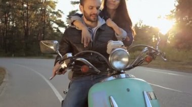 Scooter üzerinde oturan ve selfies anlık görüntü fotoğraf makinesini alarak genç çift.