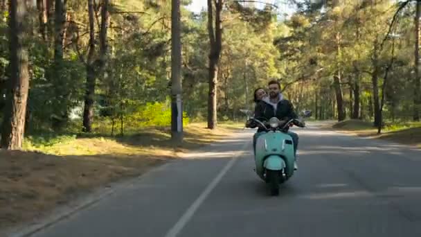 Paar Rijden Scooter Het Forest Road Trip — Stockvideo