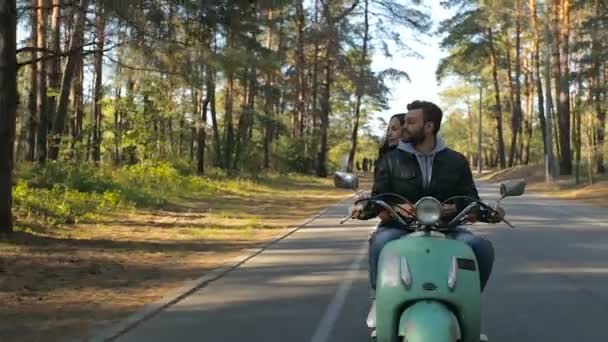 年轻夫妇骑在摩托车在宁静森林的道路上 — 图库视频影像