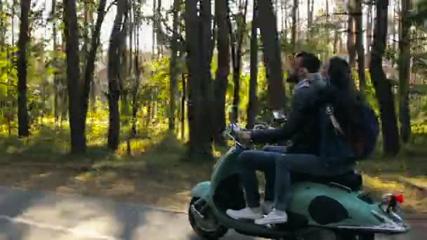 Junges Paar Auf Dem Motorroller Wald Unterwegs Glückliche Frau Die — Stockvideo