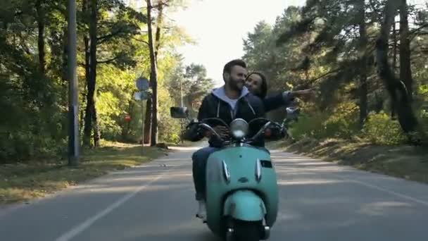 Pareja Montando Moto Bosque Sorprendido Novia Mostrando Mano Algo — Vídeos de Stock