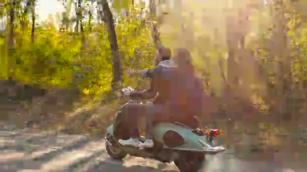 Casal Jovem Montando Sua Scooter Estrada Floresta Mulher Filmando Vídeo — Vídeo de Stock