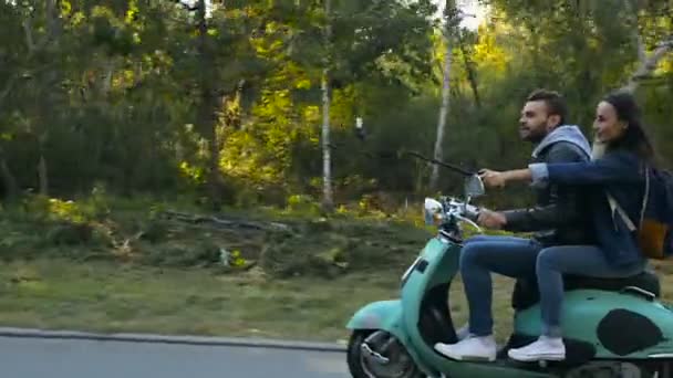 Casal Jovem Montando Sua Scooter Estrada Floresta Mulher Filmando Vídeo — Vídeo de Stock