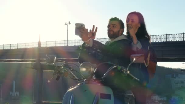 Giovane Coppia Seduta Sullo Scooter Scattare Selfie Sulla Fotocamera Istantanea — Video Stock