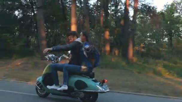 Pareja Joven Montando Moto Bosque Mujer Feliz Divirtiéndose — Vídeo de stock