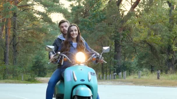 Paio Sullo Scooter Fidanzato Insegnamento Come Guidare Scooter — Video Stock