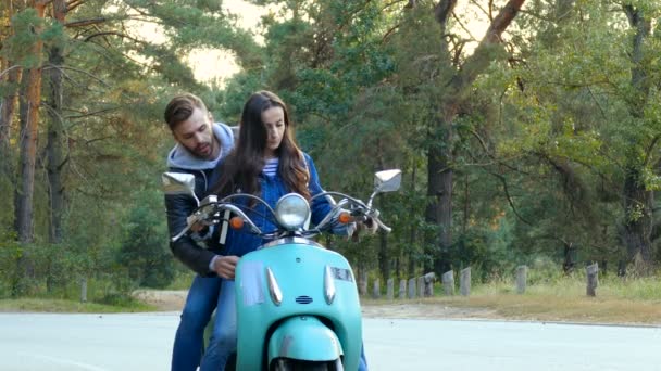 Fidanzato Insegnamento Come Guidare Scooter — Video Stock