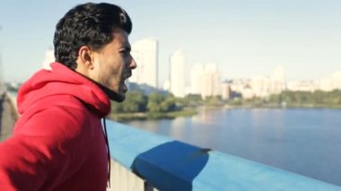 Konsantre (veya yorgun) adam önce veya sonra eğitim portresi. Açık havada. Steadycam atış.