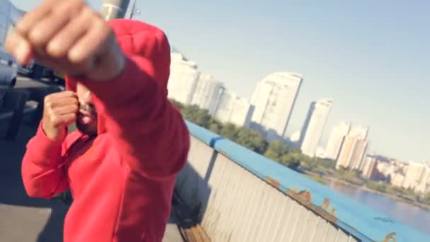 Chlap Červených Kapucí Školení Boxu Venku Mostě Steadycam Shot — Stock video