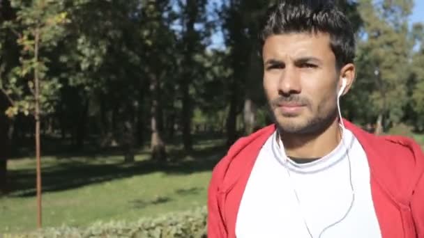 Retrato Del Hombre Corriendo Parque Escuchando Música Los Auriculares — Vídeo de stock