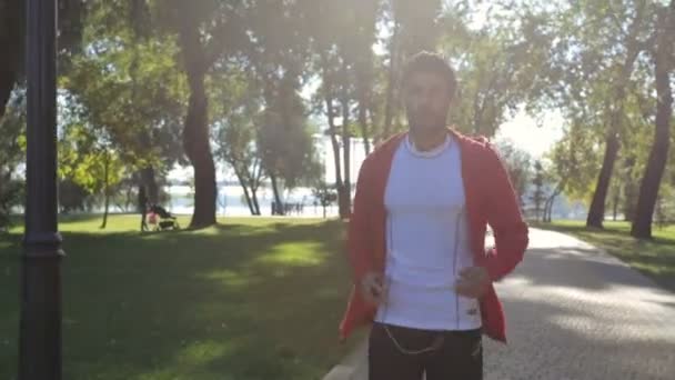 Sportsman Courir Dans Parc Écouter Musique Dans Casque Tenant Smartphone — Video