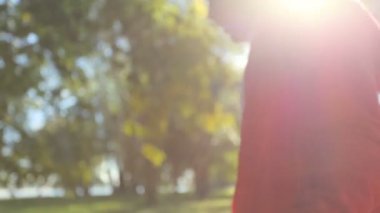 İp atlama ile yetişkin adam excercising. El üzerinde odaklanın. Yüz defocused.