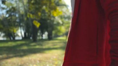 İp atlama ile yetişkin adam excercising. Taraftan daha yüzüne odaklan. Yalpa sıcak.