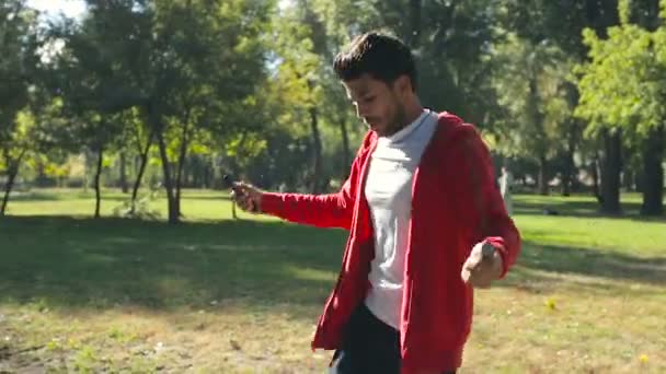 Uomo Che Allena Saltando Corda All Aperto Nel Parco Steadycam — Video Stock