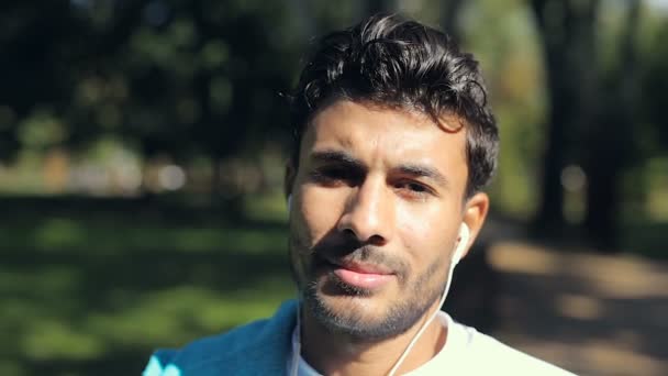 Retrato Deportista Serio Sonriente Escuchando Música Los Auriculares — Vídeos de Stock