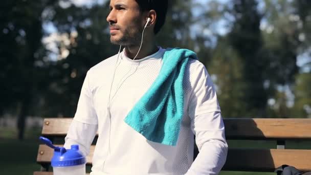 Hombre Adulto Cansado Después Del Entrenamiento Beber Agua Escuchar Música — Vídeo de stock