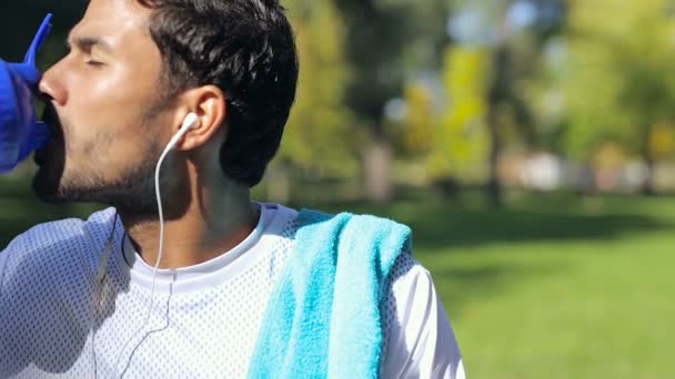 Porträt Eines Müden Erwachsenen Mannes Nach Dem Training Wasser Trinken — Stockvideo