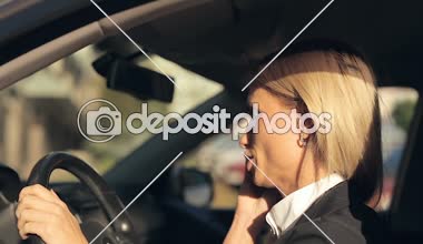 Arabada oturan ve Evet sarışın kadın.