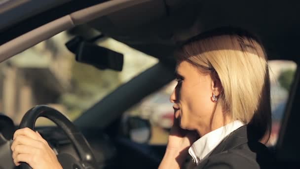車の中で座っていると 電話で話している金髪の女性 — ストック動画