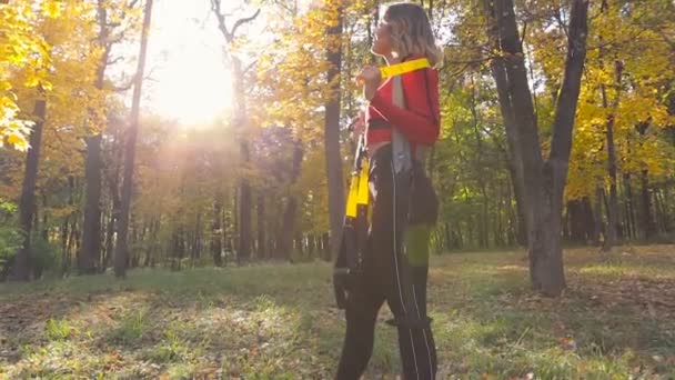 Fit Mulher Segurando Trx Floresta Outono Desfrutando Bom Dia — Vídeo de Stock