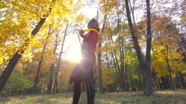 Mladá Sportovní Žena Držící Trx Stojící Podzimním Lese Užívat Hezký — Stock video