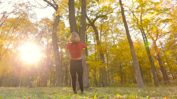 Junge Fitte Frau Trainiert Mit Totalem Widerstandstraining Freien Herbstlichen Wald — Stockvideo