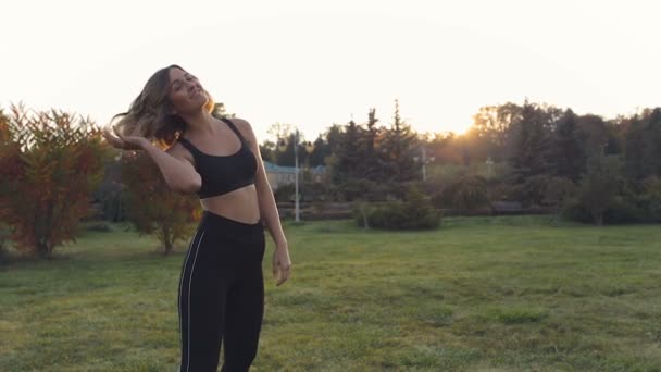 Sportliche Frau Lächelt Und Steht Auf Dem Rasen Park — Stockvideo