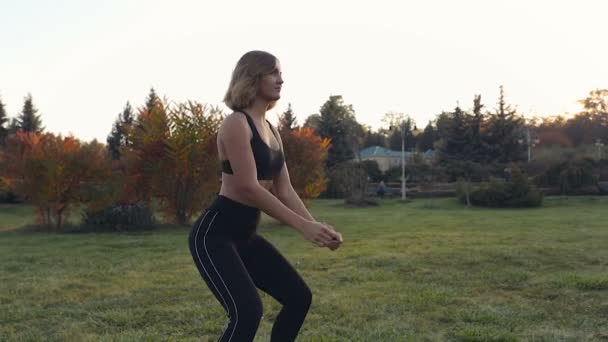 Sportowy Kobieta Robi Siedzieć Ćwiczenia Świeżym Powietrzu Parku — Wideo stockowe