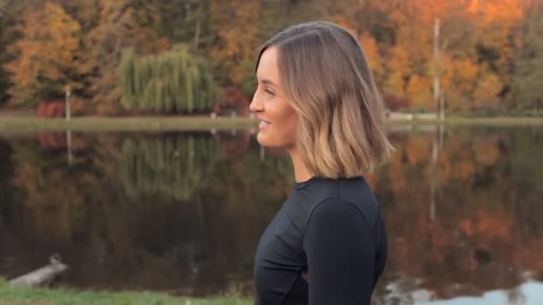 Retrato Mulher Feliz Rindo Livre — Vídeo de Stock